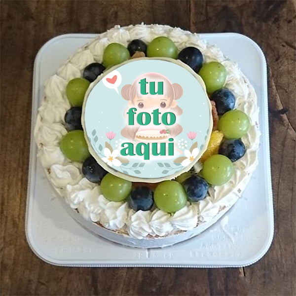 pastel de cumpleanos con foto 75 - Elegante pastel de frutas blancas para deseos de cumpleaños con marcos de fotos